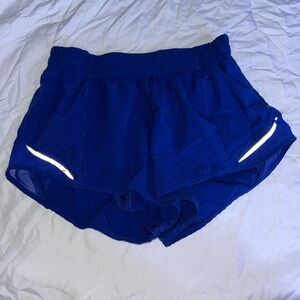 Lululemon hotty hot low rise shorts 2.5